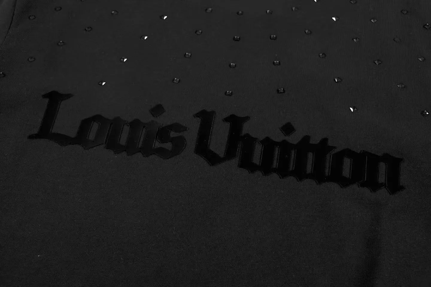 🅿️160 Style: 2026 new LOUIS VUITTON short-sleeved T-shirt Material: hot diamond process, high version 300g double yarn combed cotton Size: S～XL Color: black Style number: Z033